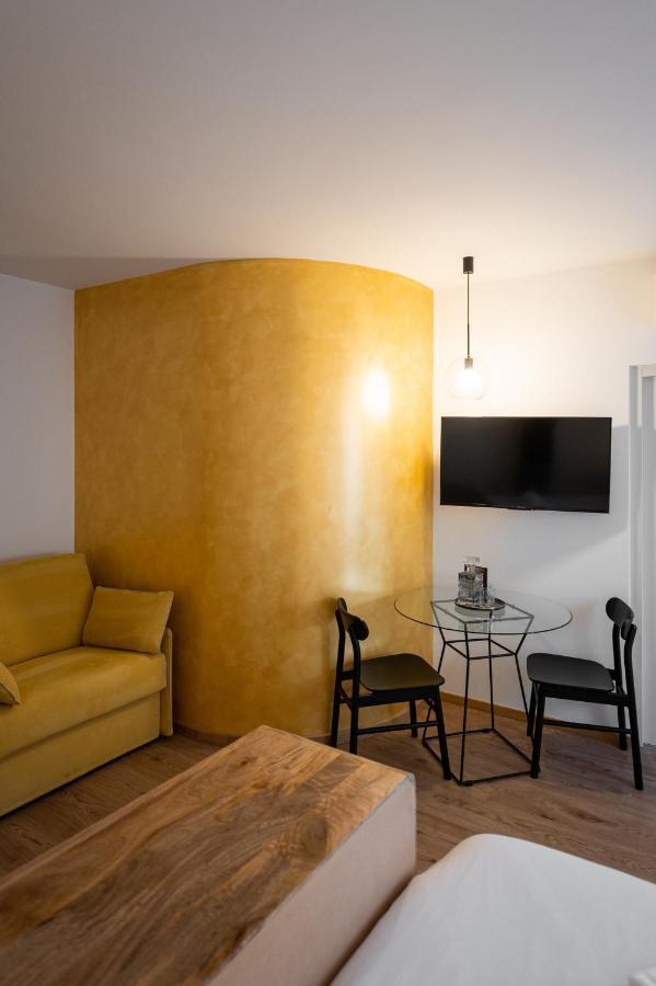 Guesthouse Diwine Merano Exterior foto A wall with stucco
